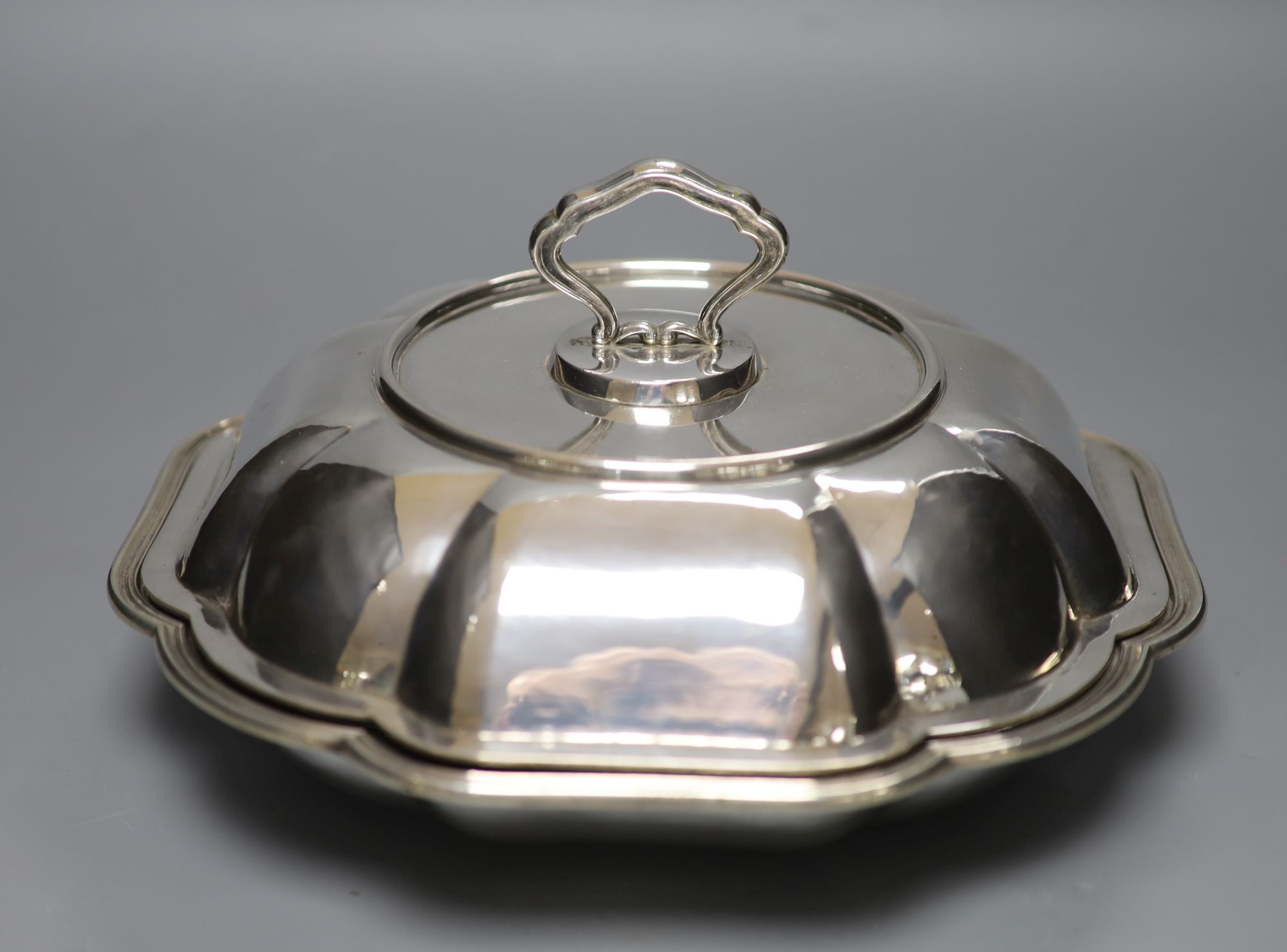 An Italian 800 standard white metal entree dish and cover by Missiaglia, 41.35oz